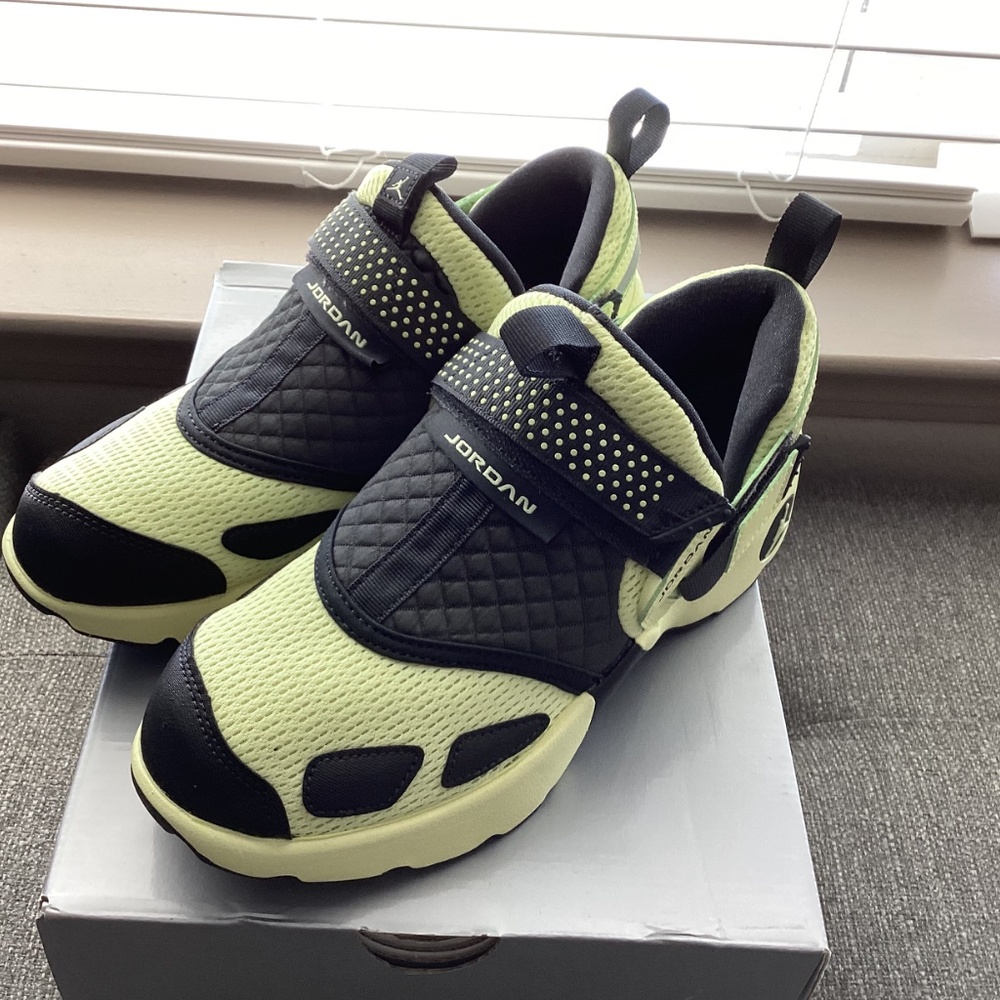 Jordan Trunner LX Sneaker (Women) 7.5M - Picture 2 of 13
